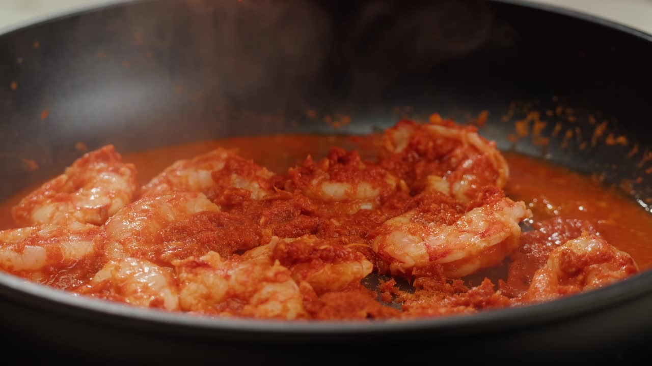 Curry rojo de gambas al tamarindo, gambas en salsa de tomate y jengibre, cocina asiática, restaurante chino