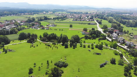 Muñeca-De-Gran-Angular-En-Toma-Aérea-Del-Arboreto-Volcji-Potok-Y-Los-Paisajes-Circundantes-Durante-El-Día