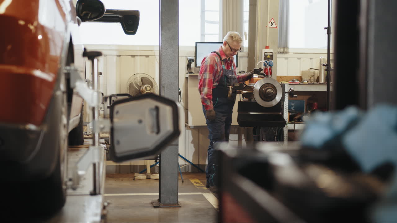 Monteur die aan een auto werkt in een reparatiewerkplaats