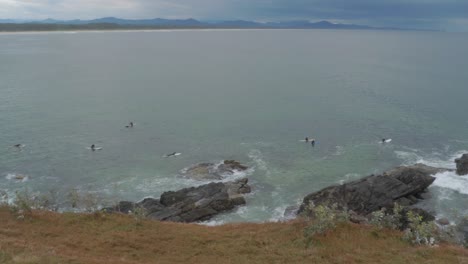 Surfistas-Esperando-Olas-En-El-Océano-Desde-El-Mirador-De-Scotts-Head-En-Un-Día-Sombrío---Lugar-De-Surf-En-Scotts-Head,-Nsw,-Australia