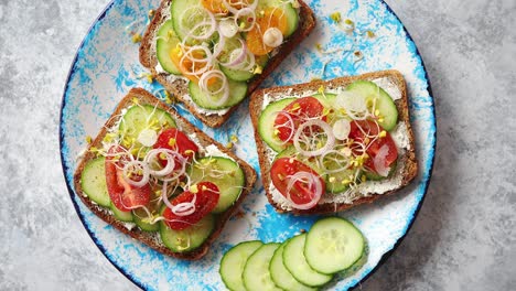 Teller-Mit-Toasts-Mit-Gurkentomaten-Und-Zerbröckeltem-Feta-Und-Rettichsprossen