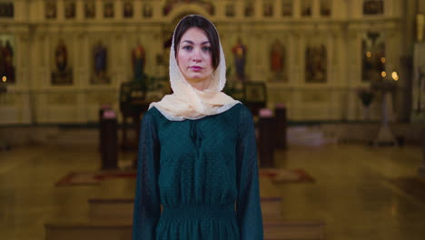 mujer en la iglesia