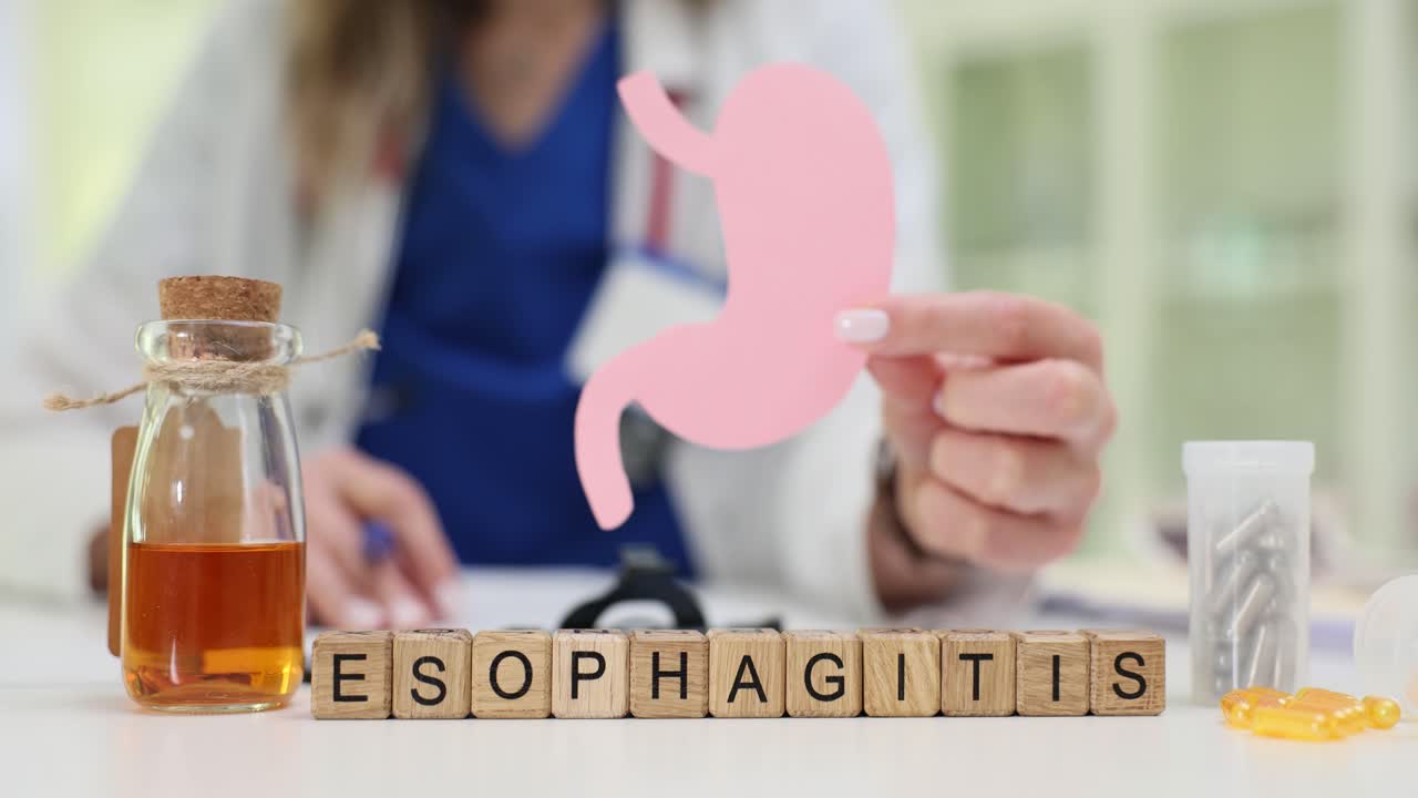 Holzklötze buchstabieren das Wort Ösophagitis in der Nähe eines Magenausschnitts