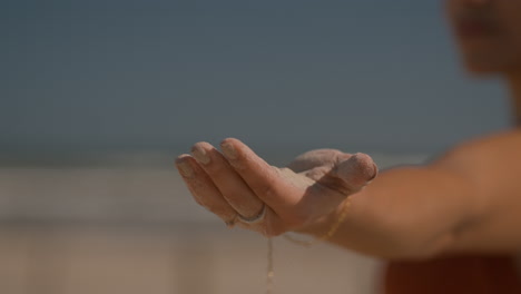 une femme qui jette du sable.