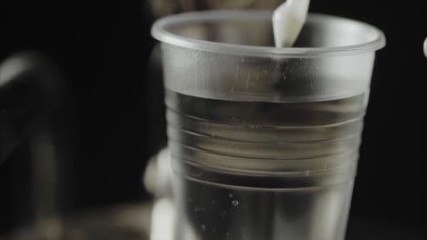 vertiendo leche en una taza de plástico