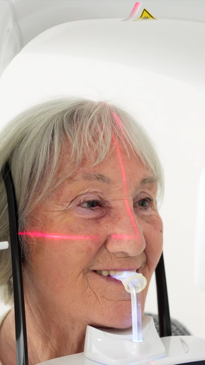 Radiografia dentale di un'anziana che utilizza X-Mind Prime