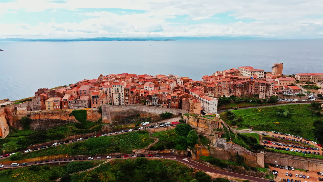 Ripresa aerea con drone della storica città costiera di Bonifacio in Corsica, Francia. Vista dall'alto della ripida scogliera rocciosa e del mare turchese. Antica cittadella con vista sulla costa frastagliata