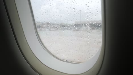 Gota-De-Lluvia-En-La-Superficie-De-La-Ventana-Del-Avión-Desde-El-Interior-De-La-Cabina