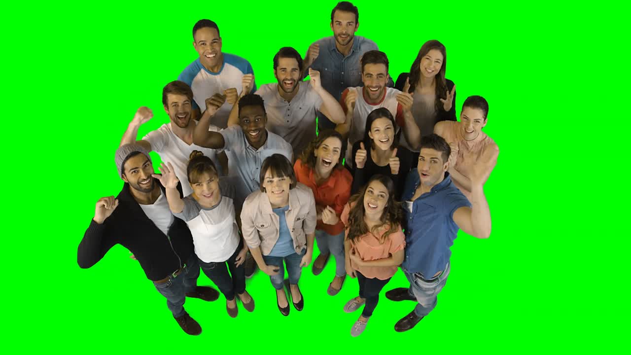 초록색 스크린 앞에 서 있는 흥분한 사업 경영자 들