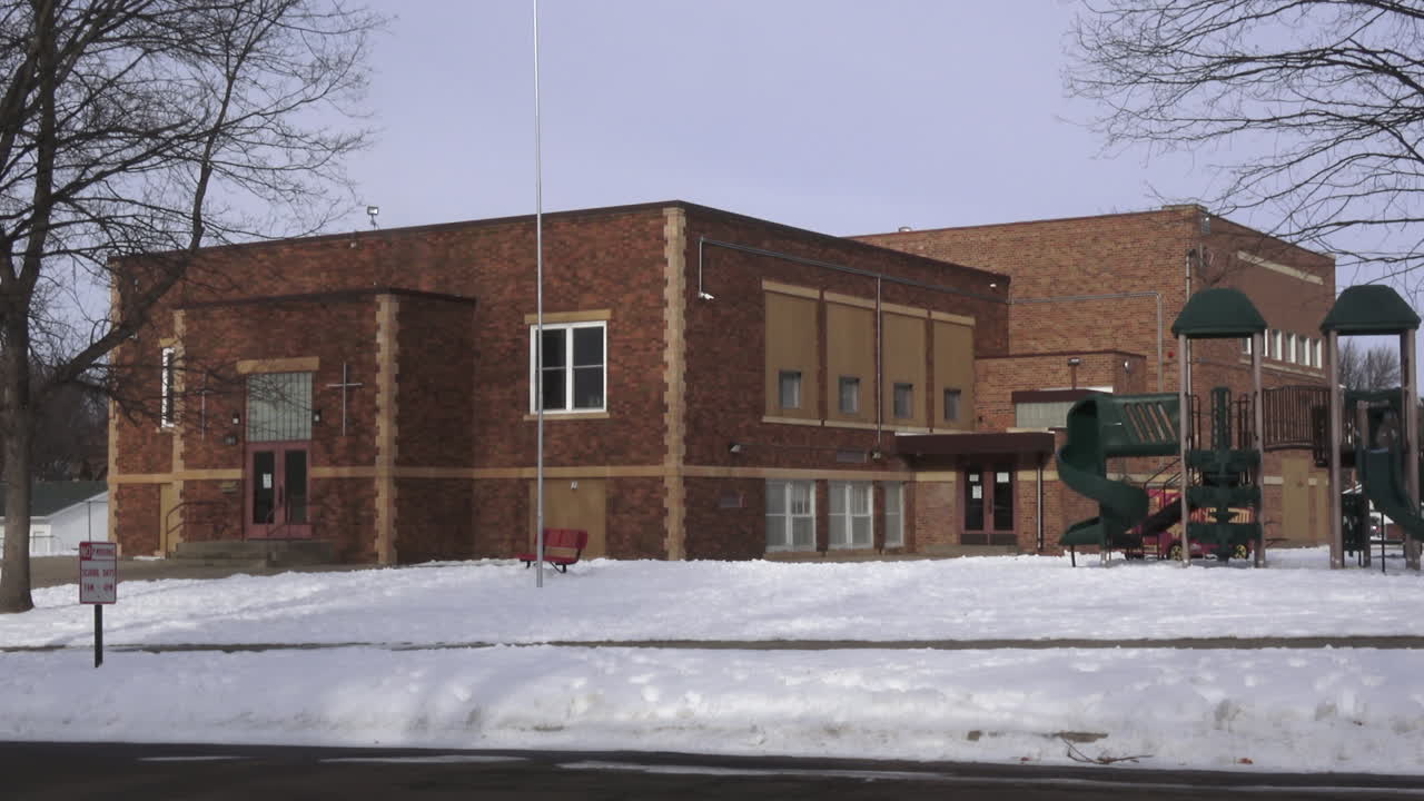 눈이 내리는 겨울의 낮 외부 작은 학교