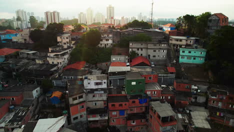 vista aérea ascendente de hogares pobres, noche soleada en una favela villa lobos, brasil