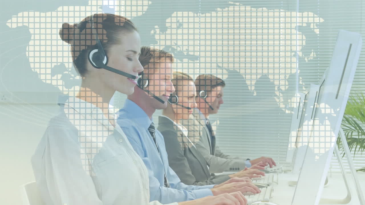 헤드 ⁇ 을 착용 한 사업가 들 위 에 있는 세계 지도 의 애니메이션