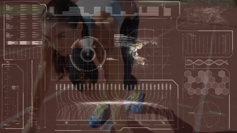 animación del procesamiento de datos en la interfaz digital sobre una mujer corriendo en una pista deportiva
