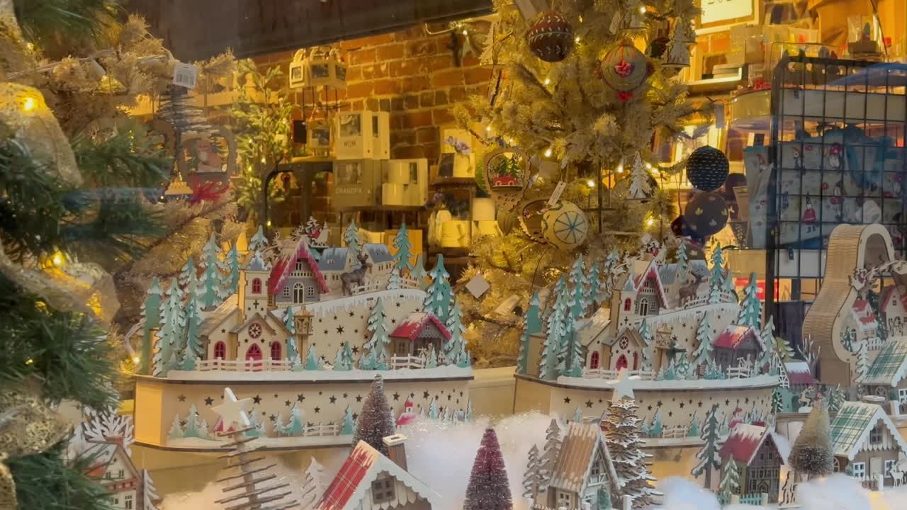 오레곤주 애쉬랜드에서 휴가철에 전시된 수제 미니어처 크리스마스 마을