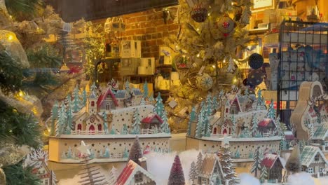 pueblo navideño en miniatura hecho a mano exhibido durante la temporada navideña en ashland, oregon