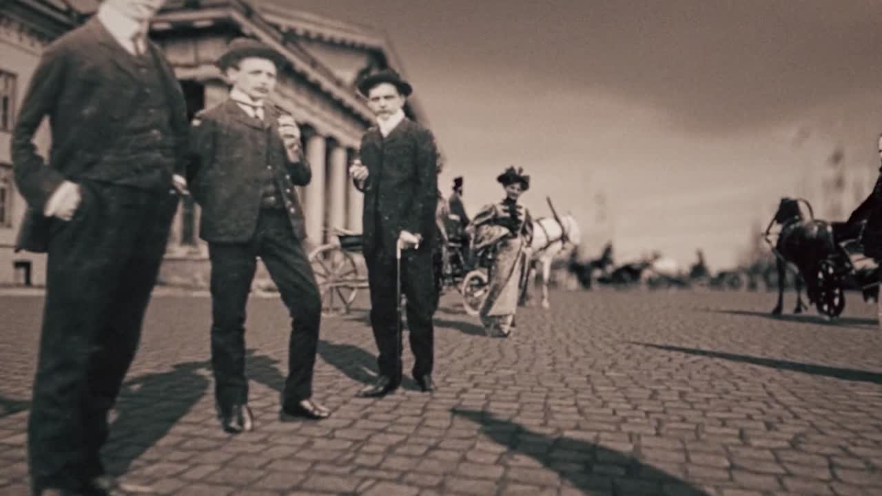 말 을 끌고 다니는 마차 를 가진 역사적 인 거리 장면