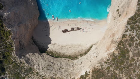restos del naufragio de mv panagiotis en la playa de navagio con vacacionistas durante el verano en grecia