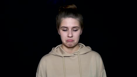mujer joven y triste.