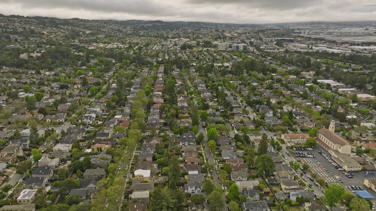 burlingame california antena v3 flyover easton además vecindario, casas pintorescas con calles y avenidas bordeadas de árboles, con vista a ray park y millbrae areas - filmado con mavic 3 cine - junio de 2022