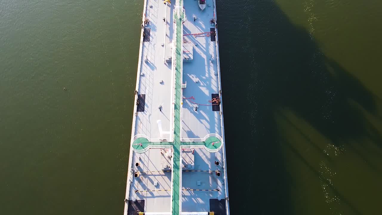 수로 에 있는 화물 선박 의 공중 사진