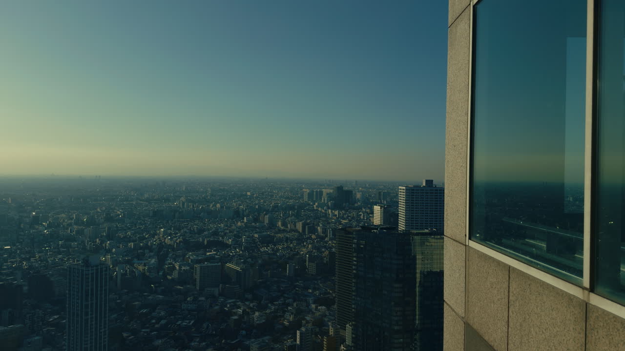 Vista de la ciudad de Shinjuku con edificios densos y una atmósfera urbana moderna.