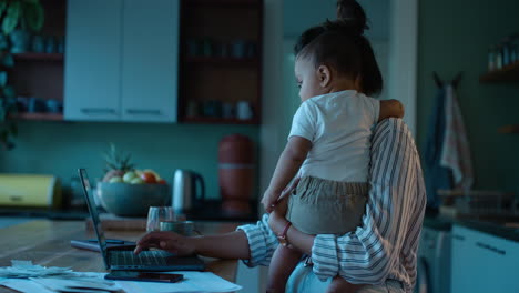 Noche,-Trabajo-Remoto-Y-Madre-Escribiendo-Con-Un-Bebé