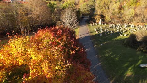 Nueva-Inglaterra-En-Otoño,-Antena-Sobre-Arces-Azucareros-Y-Cementerio-En-Otoño-En-East-Orange-Vermont