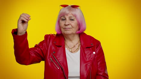 una abuela anciana mostrando un gesto sin sentido con las manos, chismes, promesas vacías, concepto mentiroso
