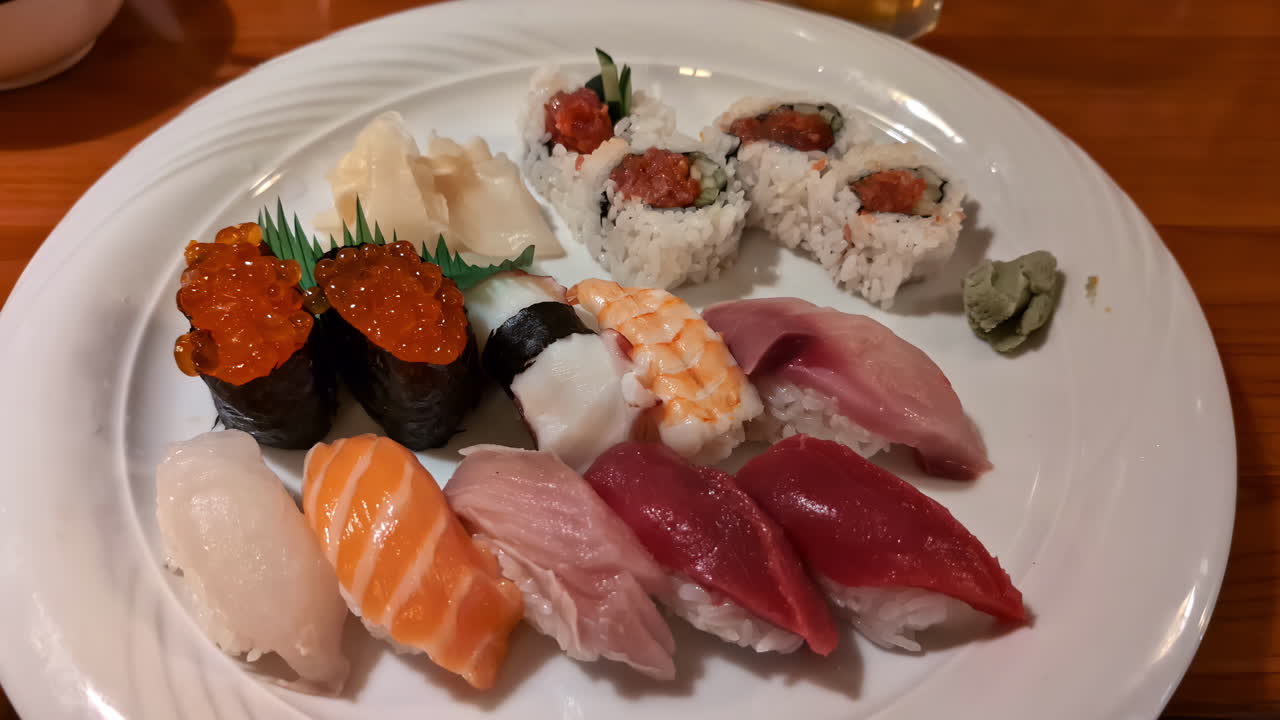 plato blanco de sushi variado, colorido y fresco - empujar