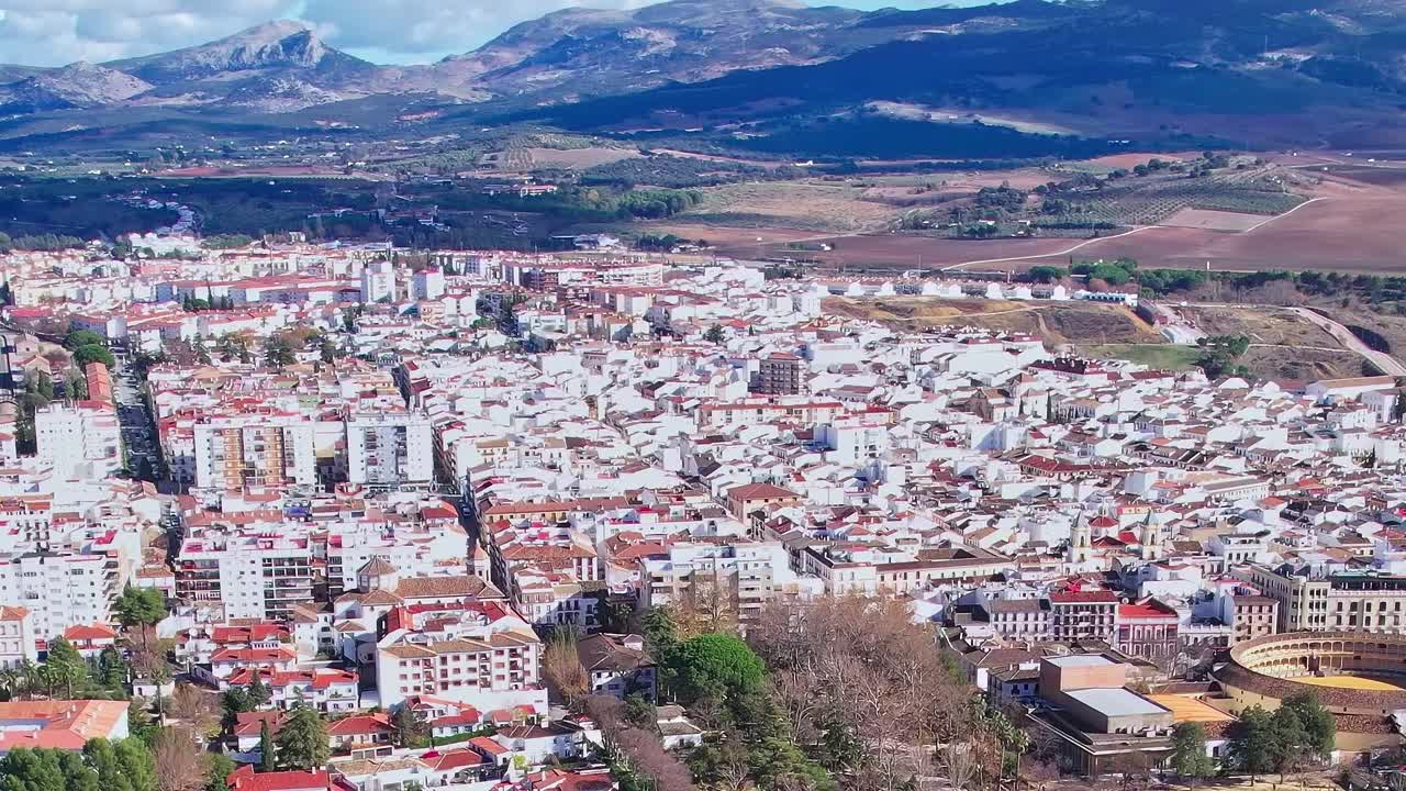 Udsigt over Málaga med bylandskab og tyrefægterarena i forgrunden