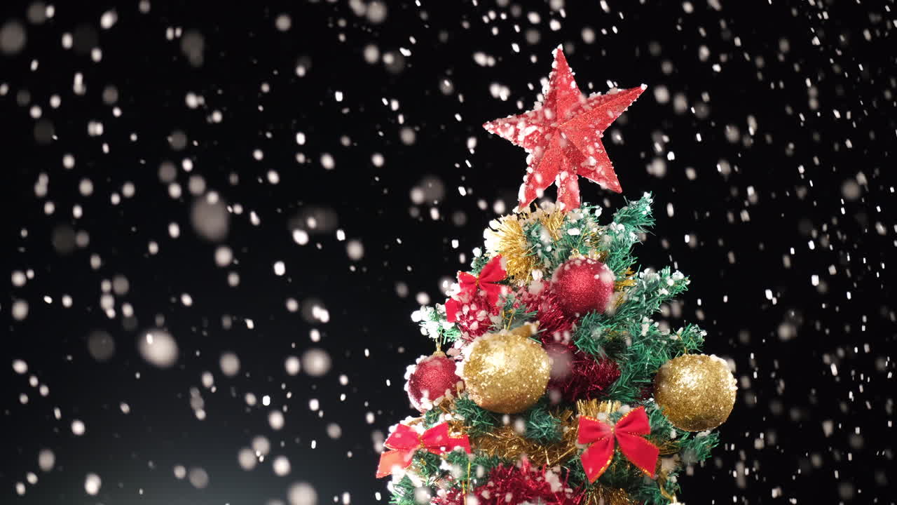 Salju turun di pohon Natal pada malam musim dingin