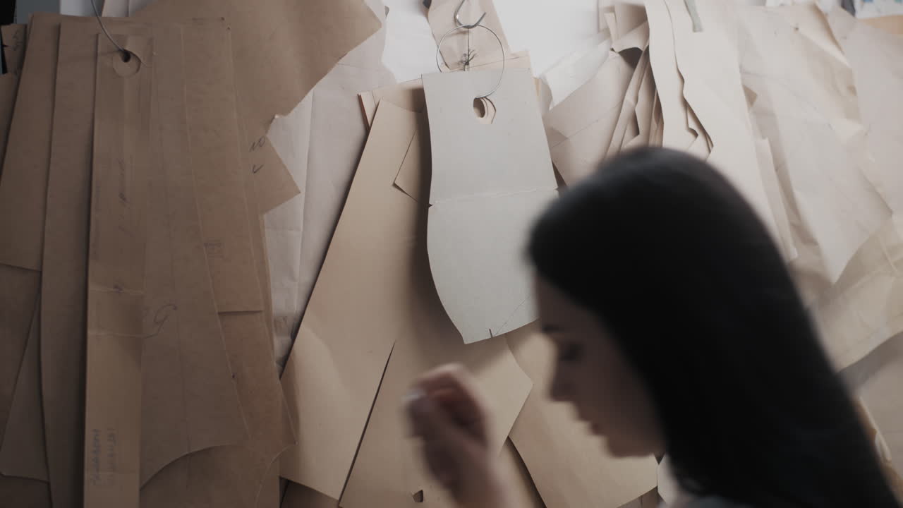 일 하는 패션 디자이너