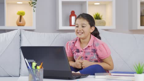 Niña-Viendo-Videos-Con-Información-Y-Contenido-útil.