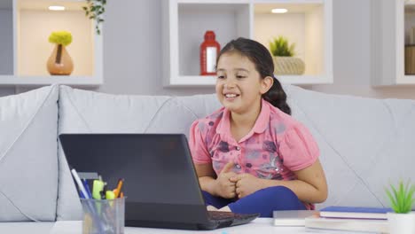niña viendo videos con información y contenido útil.