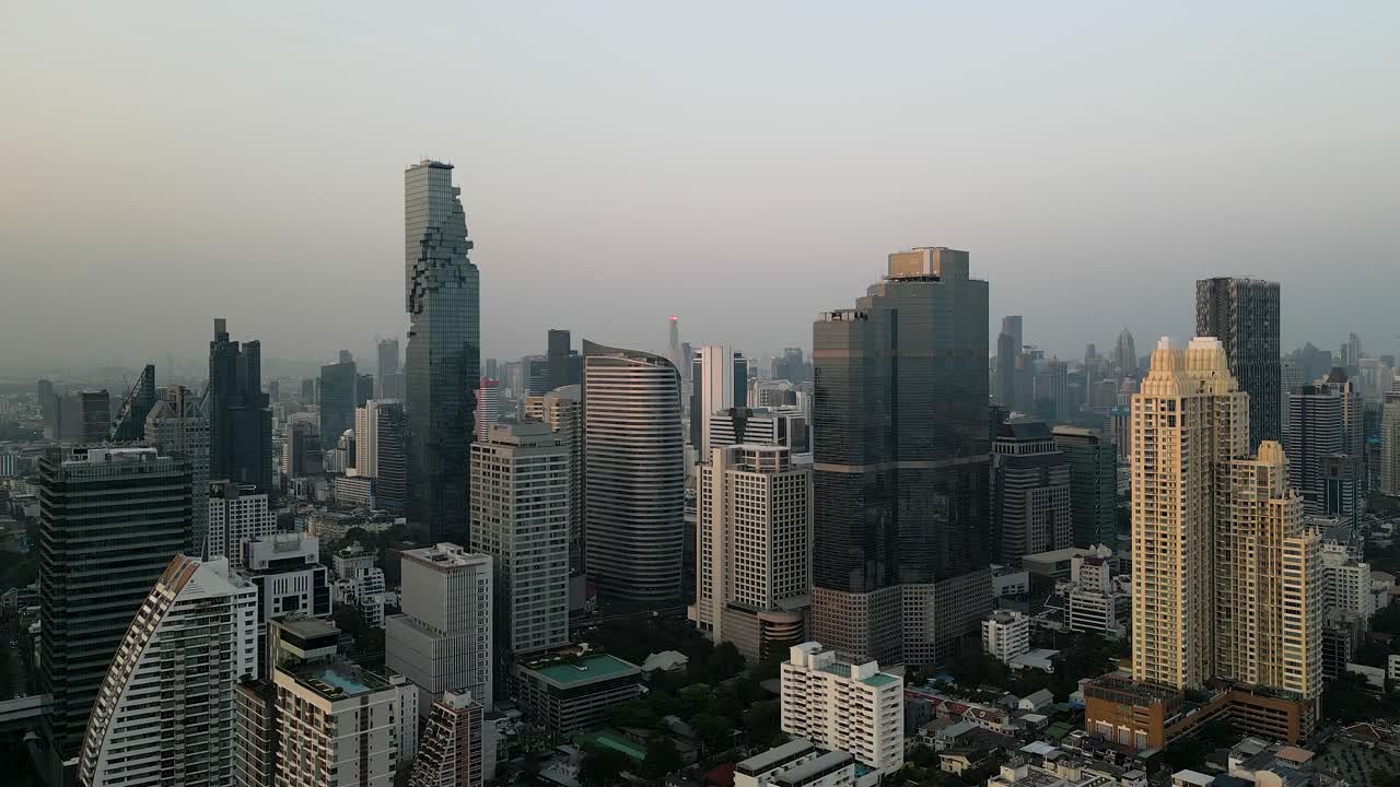 horizonte de sathorn de la ciudad de bangkok, impresionante vista aérea de la ciudad densamente poblada, metraje de drones aéreos cinemáticos de la jungla urbana bulliciosa metrópolis