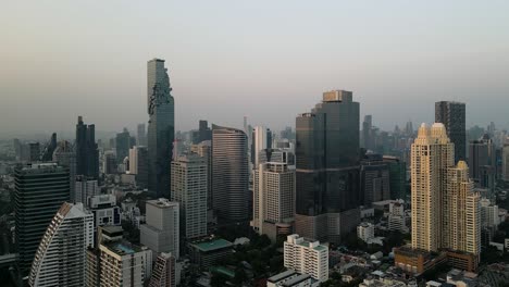 Bangkok-Stadt-Skyline-Von-Sathorn,-Atemberaubende,-Dicht-Besiedelte-Stadt-Luftaufnahme,-Filmische-Drohnenaufnahmen-Aus-Dem-Großstadtdschungel,-Geschäftige-Metropole