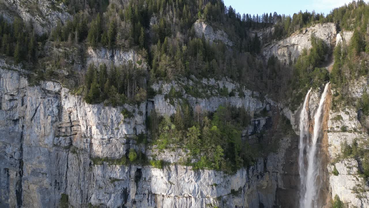 aerial de las cataratas de seerenbach, suiza, cascada de las caterras en amden
