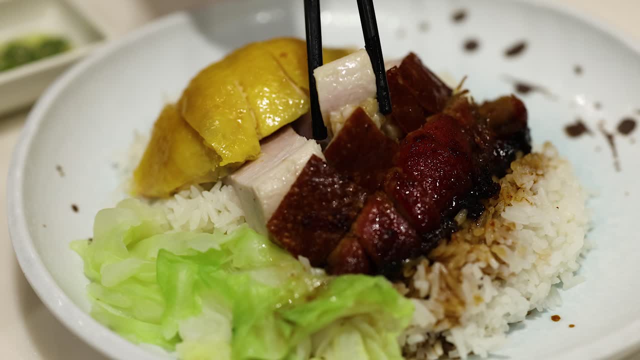 오리 와 고기 와 함께  을 제공 하는