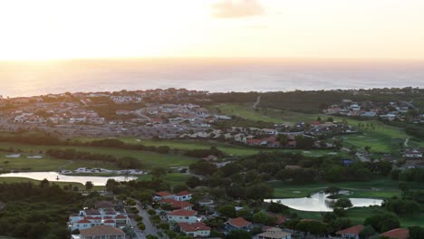 vista panorámica aérea alrededor del campo de golf mirando hacia el mar