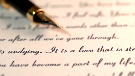 pluma estilográfica en una carta de amor