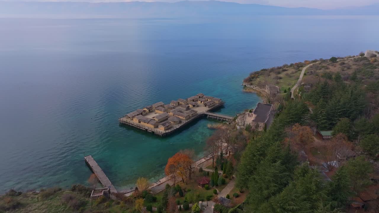 Pitoresk Ohri Gölü'ndeki Kemikler Koyu Müzesi'nin drone çekimi