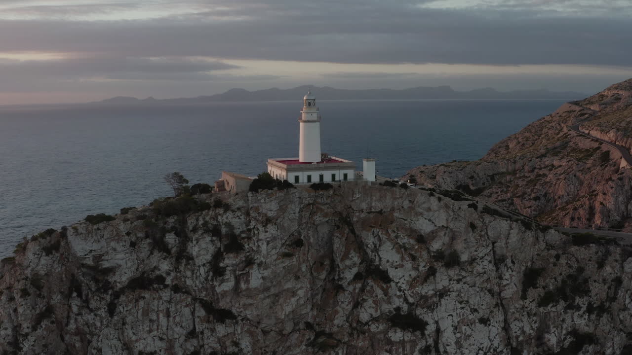 Ripresa con drone all'alba sul faro di Cap Formentor, Maiorca