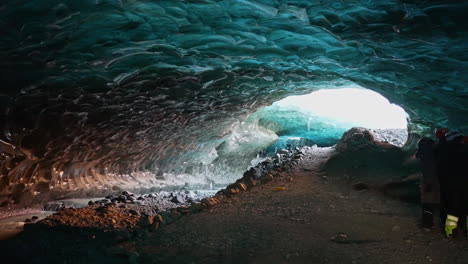 Eishöhle-Im-Jokulsarion-Gletscher-In-Island.-Rauszoomen