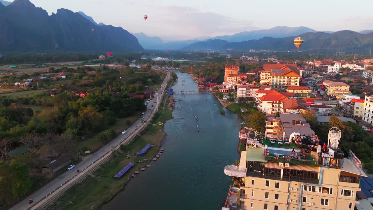 аэроскоп ван виенга, лаос, живописный пейзаж с извилистой рекой и пышными зелеными холмами