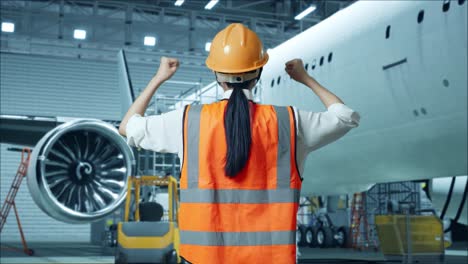 trabajador de mantenimiento de aeronaves en el hangar