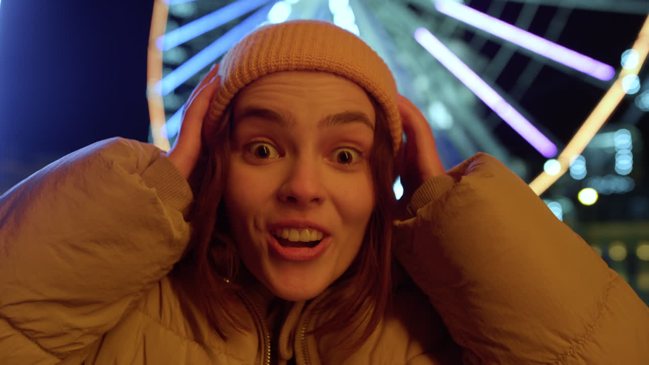 удивленная женщина позирует на камеру в центре города. девочка наслаждается сюрпризом на улице.