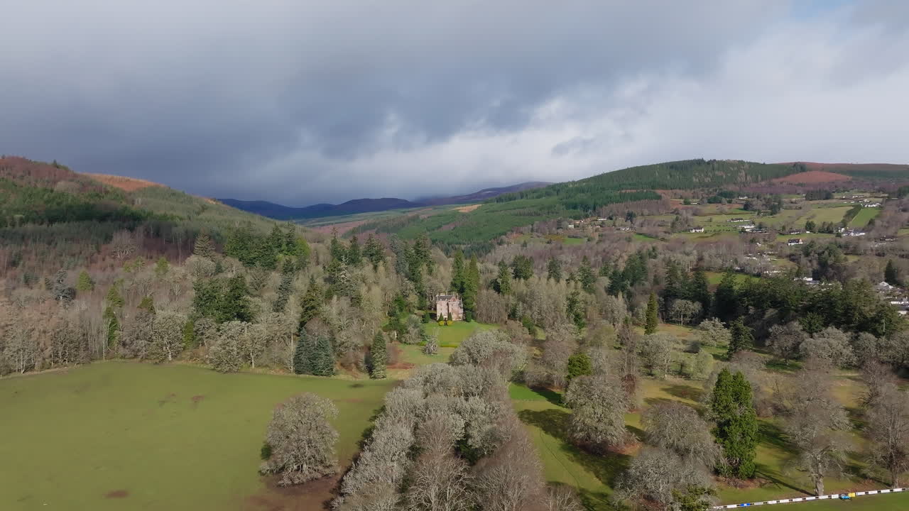 Castle Leod i et landligt landskab, der ligner et øjeblik i tiden i det skotske højland, Skotland.