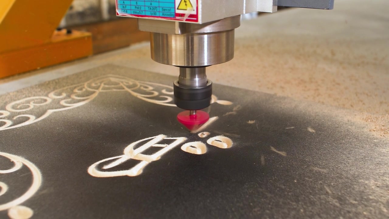 Máquina Router CNC gravando placa de madeira MDF preta em câmera lenta, Caligrafia Árabe Limpa