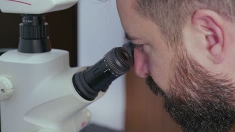 primer plano, de, un, hombre mirar, en, un, microscopio