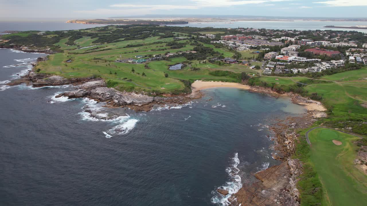 paisaje de la playa de little bay en sídney, nueva gales del sur, australia - retirada aérea
